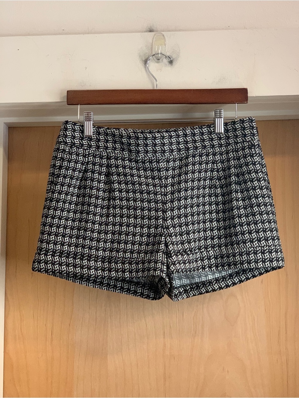 Express Black & White Tweed Print Cuffed Shorts Size-2 Classic Preppy